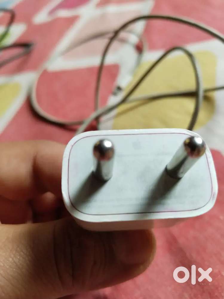 Apple charger 5 w with lightening cable