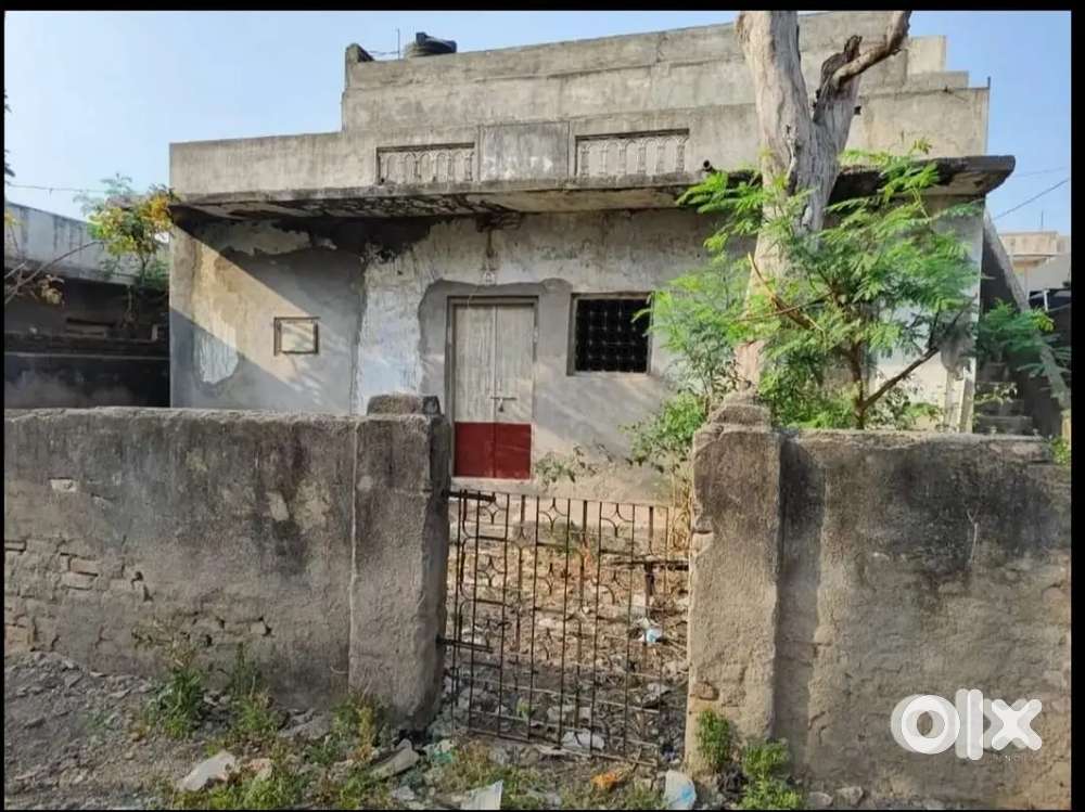 પ્લોટના ભાવે મકાન વેચવાનુ છે.