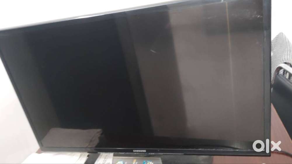 SAMSUNG 32 INCHES SMART TV