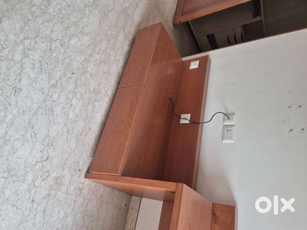 Selling excellent hardwood - 2 tv units, side tables