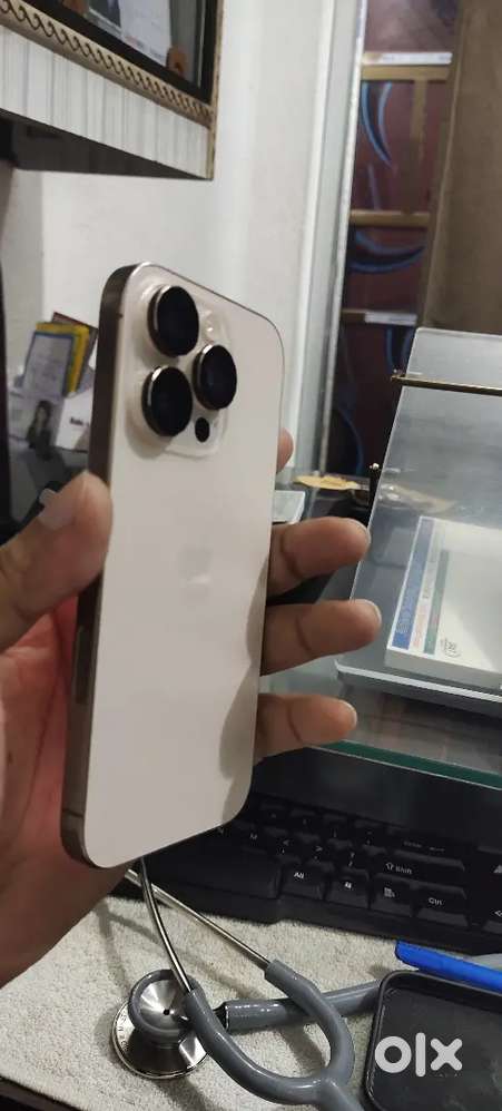 New brand 4 month old iphone 16 pro 256 gb