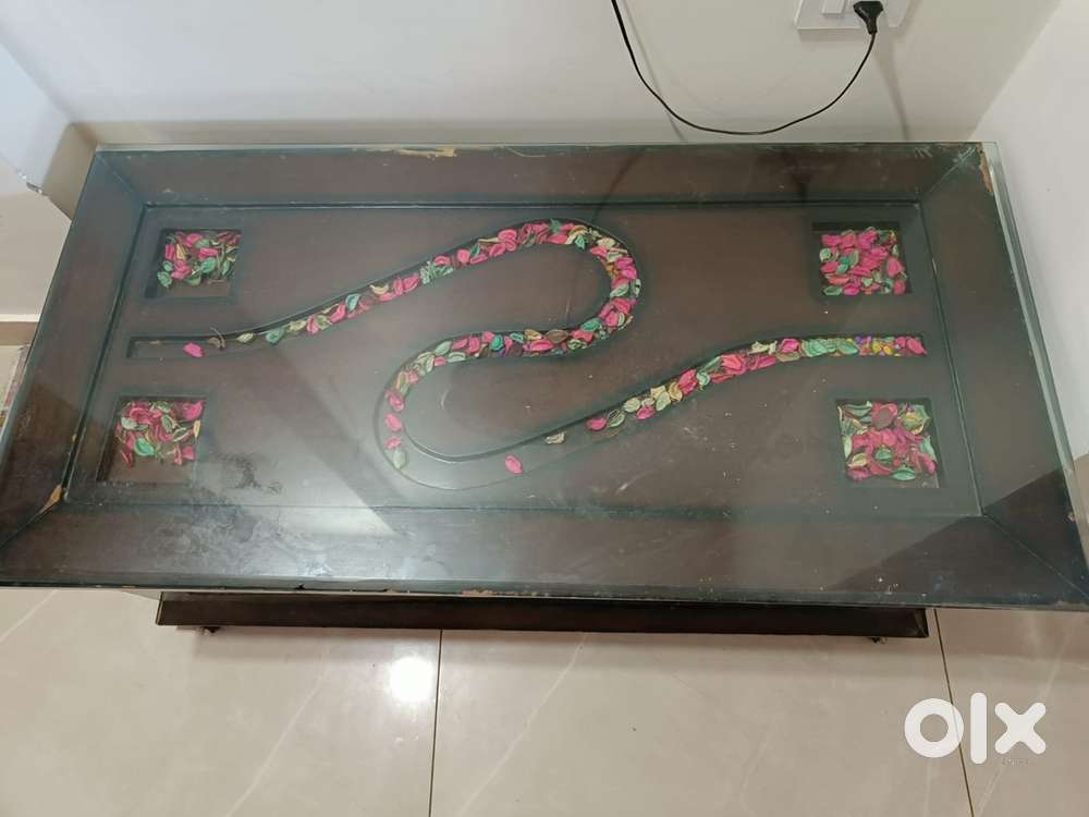 Stylish centre glass table with sturdy glass top