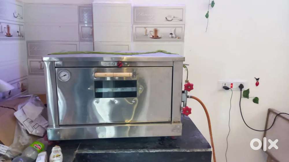 Commercial pizza oven gas operated cooks 12 pizza at a time