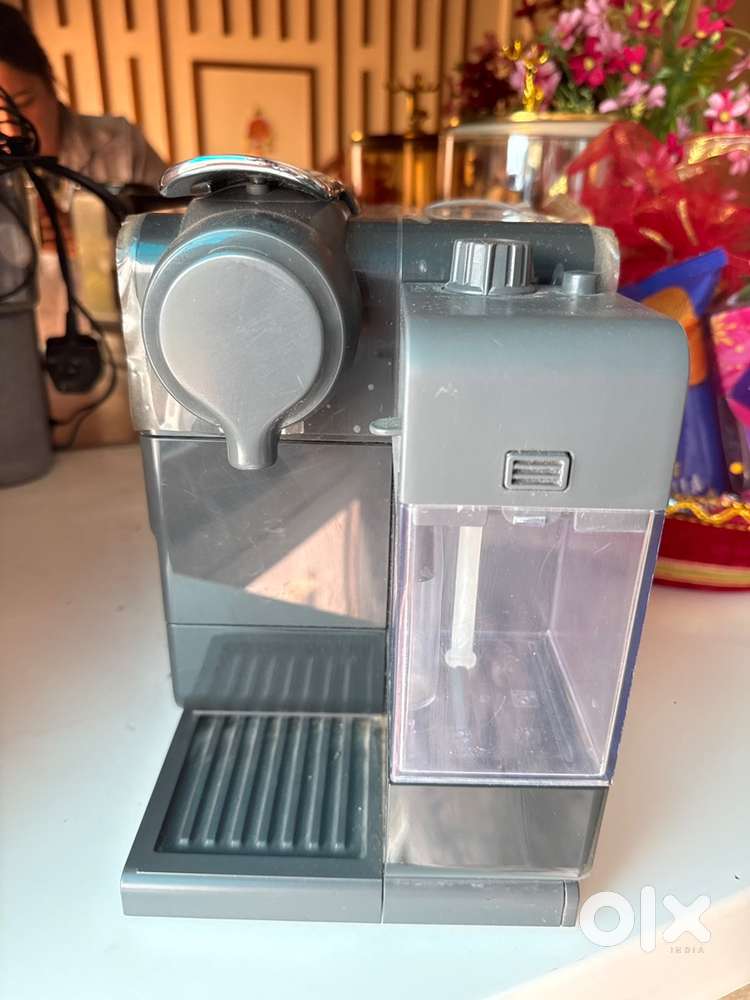 Neapresso Delonghi Latissima coffee machine with milk frother and pod