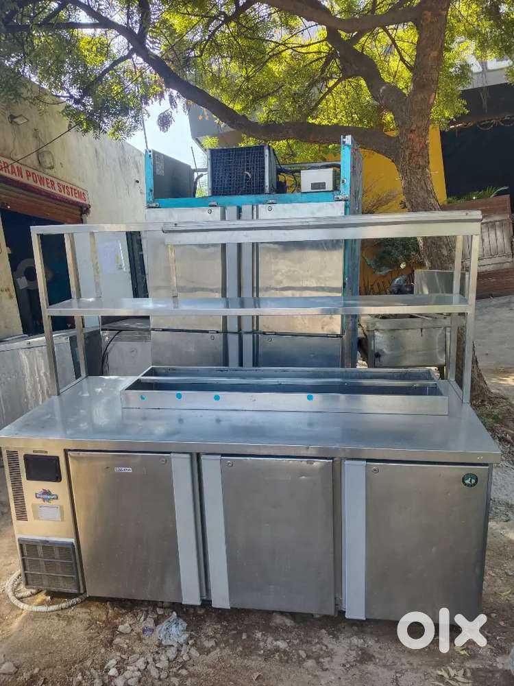 Commercial working table with under deck chiller