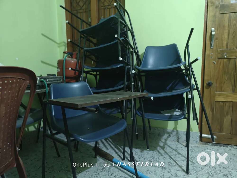 Folding student chair