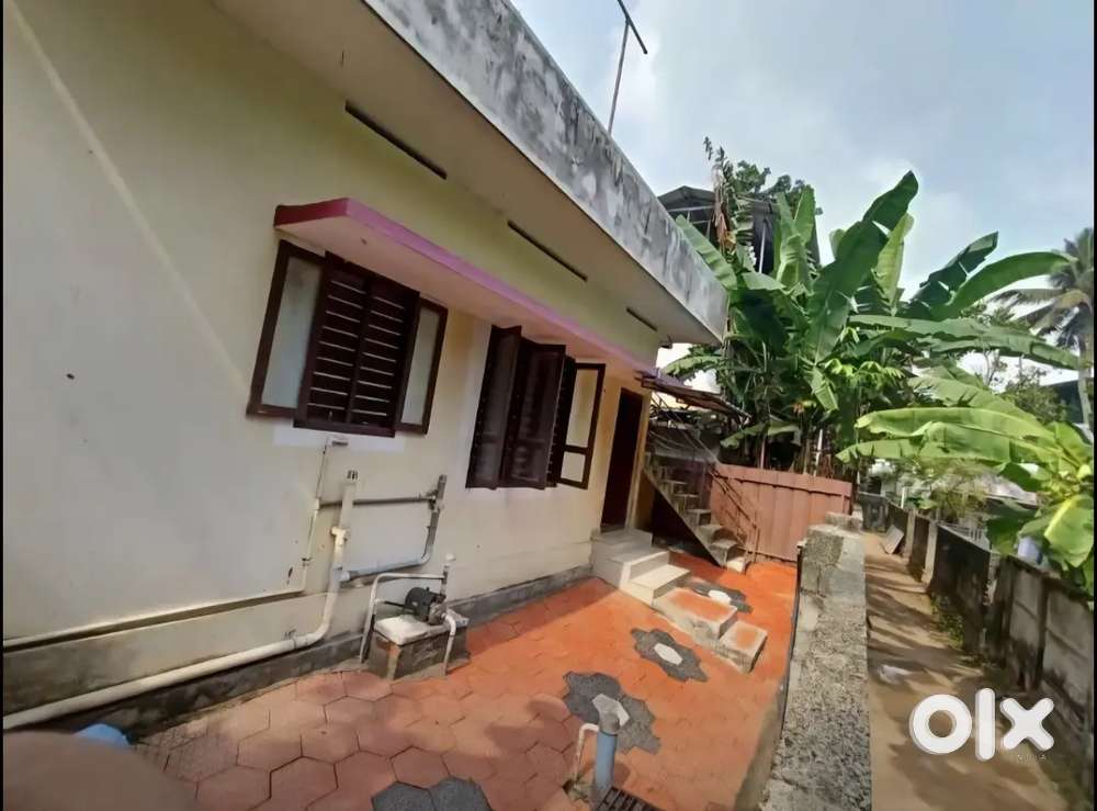 HOUSE FOR RENT (Near Parvathyar Jn)