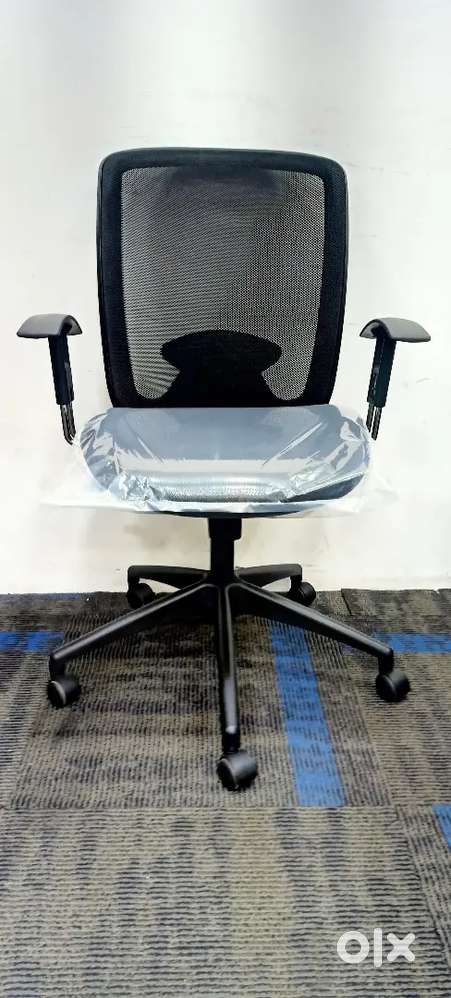 Godrej Netted office chair available in new condition