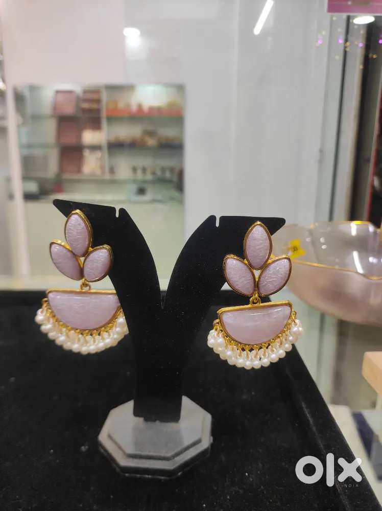 Imitation jewellery staff helping