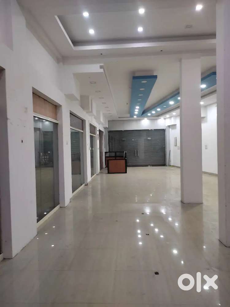 A semifurnished building is for rent near the bank maranalloor