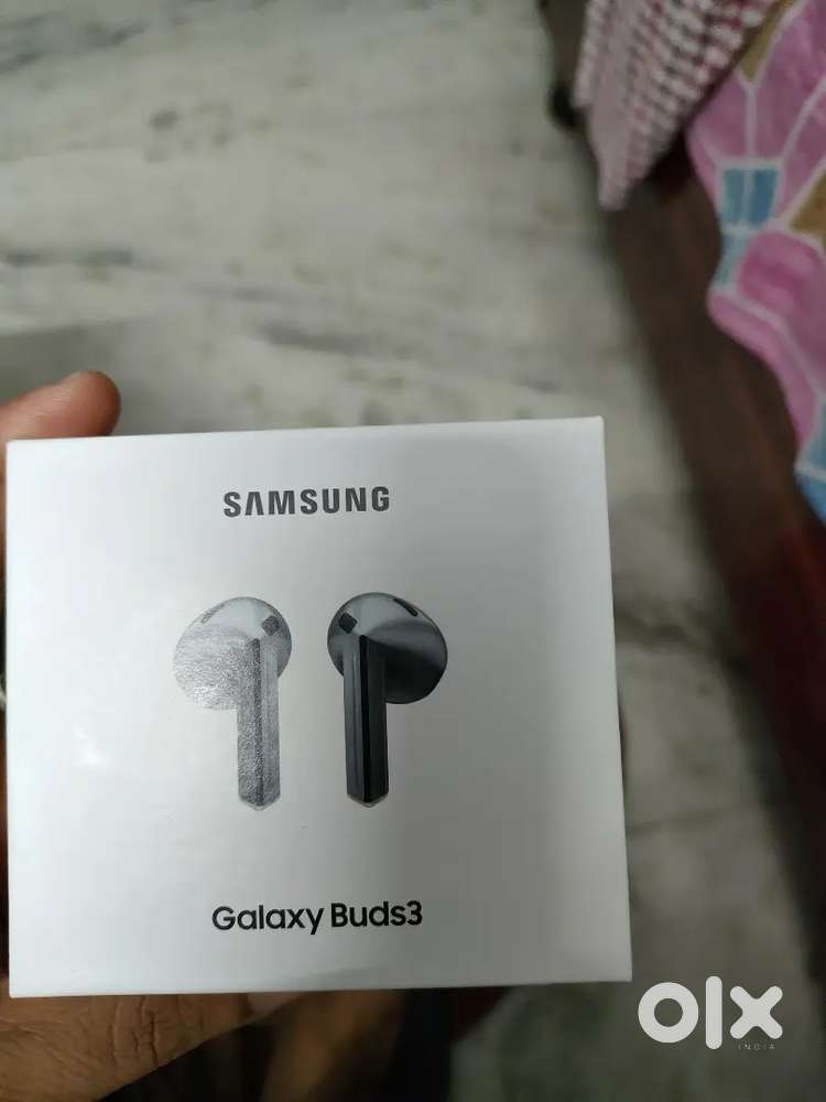 Silver colour Samsung galaxy buds 3
