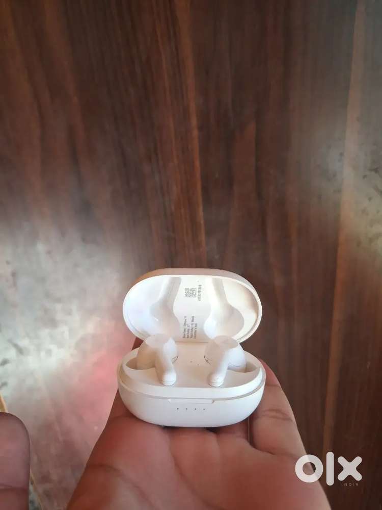 Ear buds boat