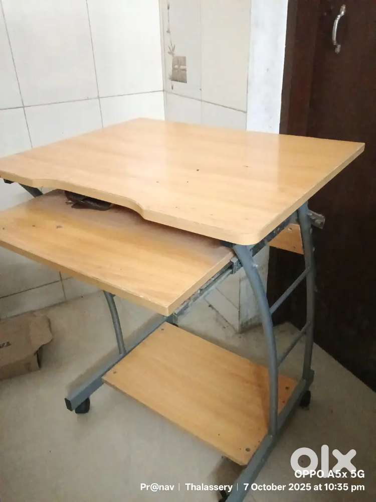 Wood computer desk