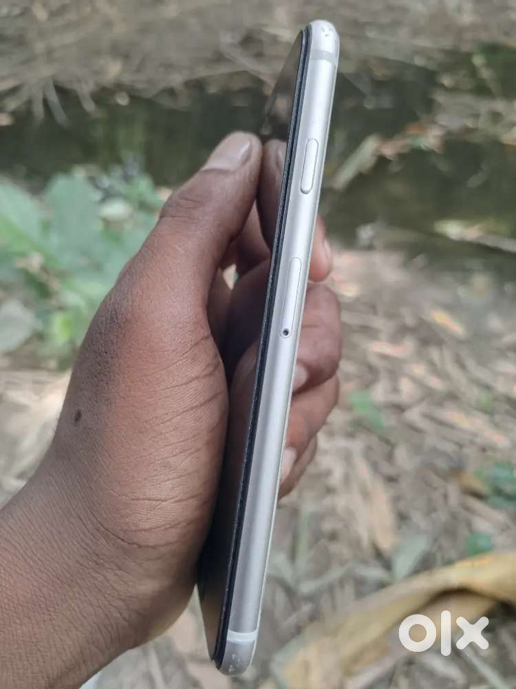iPhone se d3 5G model ache back panel vaga ache