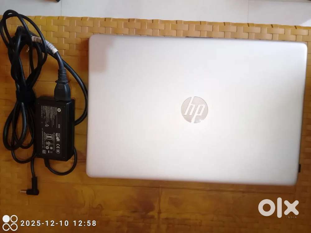 नविन लॅपटॉप आहे. 1 वर्ष जुना आहे फक्त अणि 3 ते 4 महिने वापरलेलं आहे .