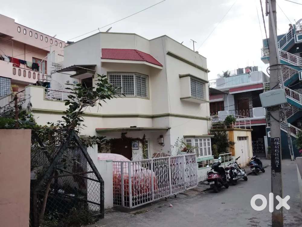 On Ground for 3 bhk spacious house with car park,2 side entrance