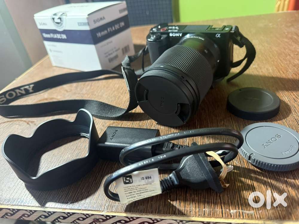 Zve10 with 16mm 1.4 mint condition