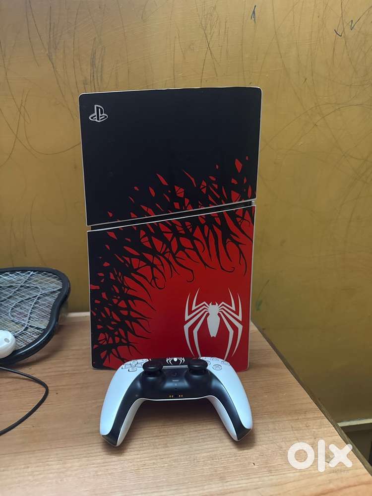 Play station 5 digital slim edition 1 TB with headphones