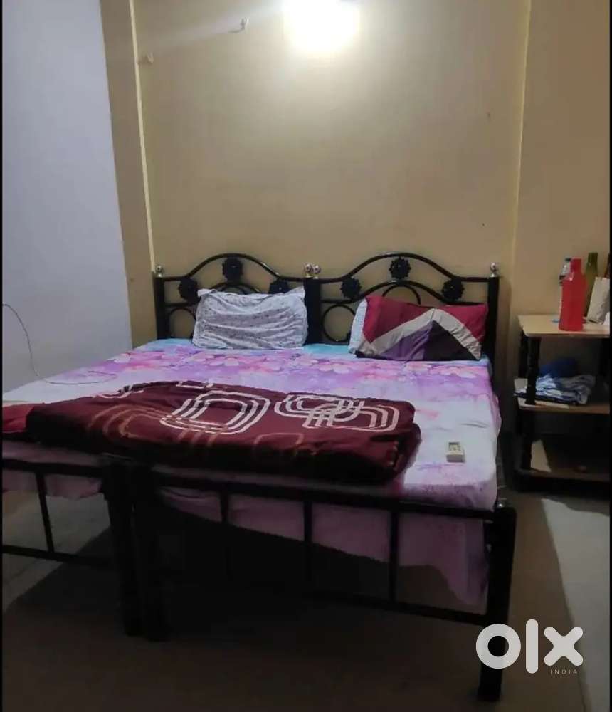 Urgentely looking for a male room partner.