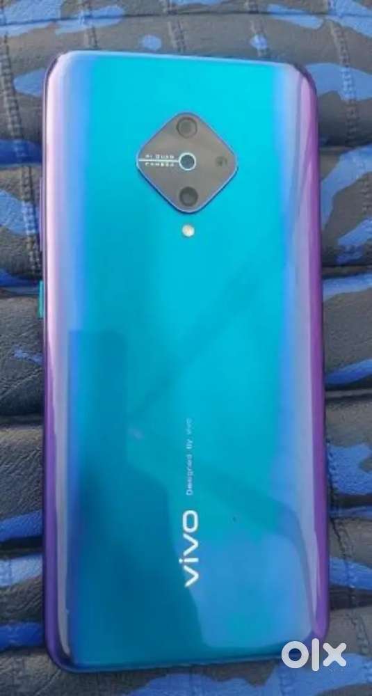 Perfect condition and without any scratch. Everything is original