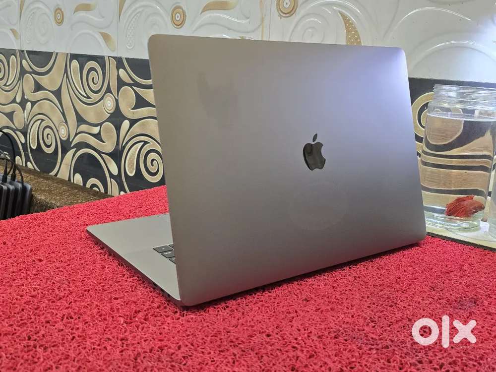 Apple Macbook Pro i9/32gb/2TB/5.5GB Graphics 15inch Retina Touchbar