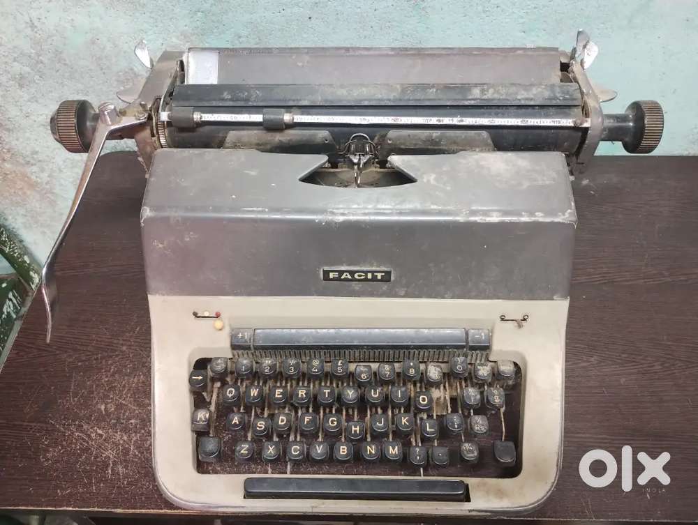 Antique Facit English Typewriter Machine in Good Conditions For Sales.