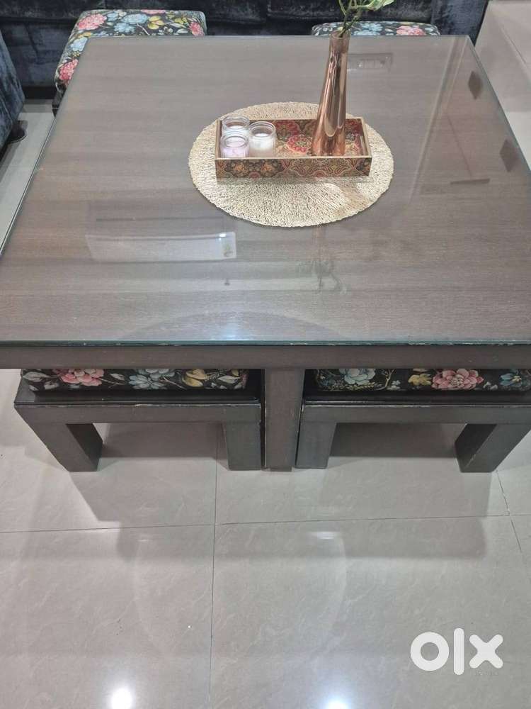Centre table/coffee table with 4 seats