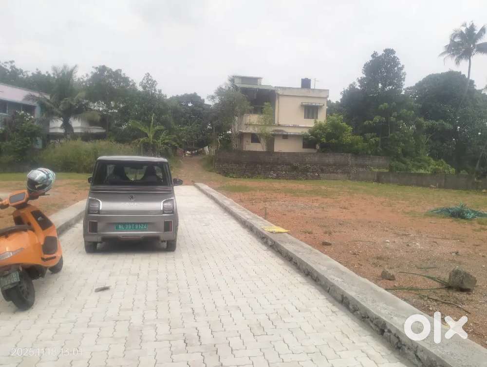 Thripunithura Thiruvankulam vennikulam town area plot sale