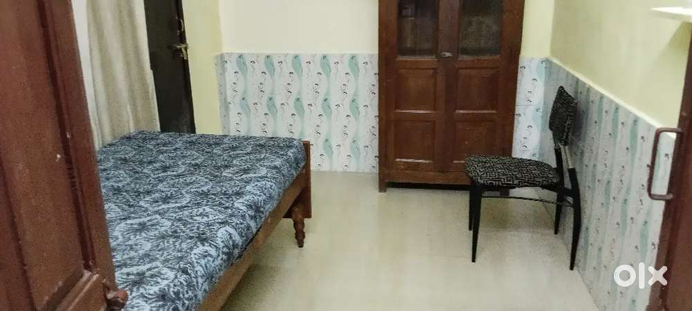 Tolet single room with kitchen for working women only