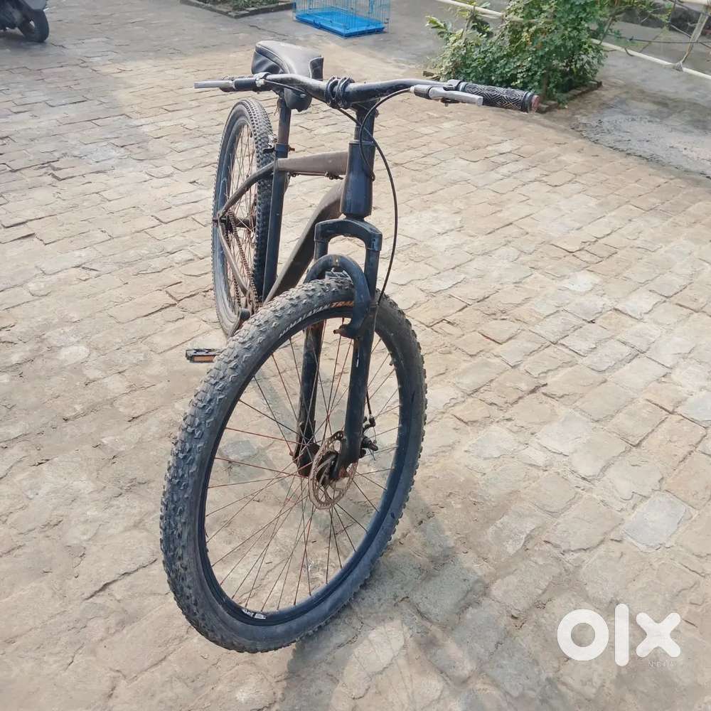 Full black cycle with all brakes , chain , tyres , rim , paddles