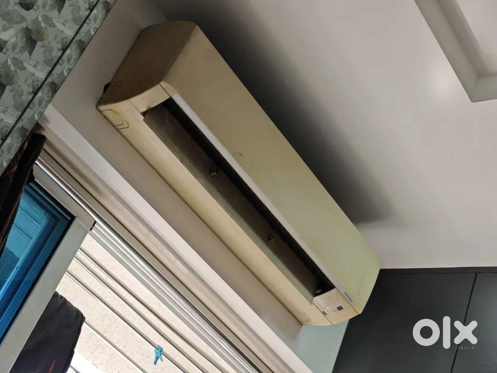 2.2 Ton Daikin inverter ac