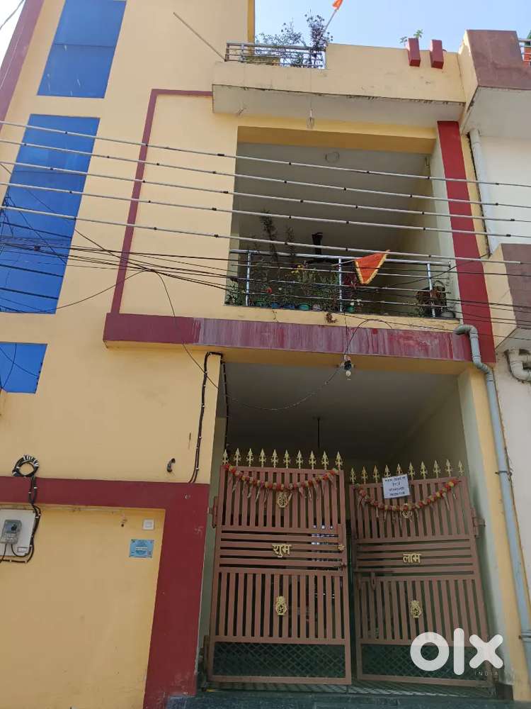 फॉल सीलिंग,टाइल्स वाला साफ सुथरा अलमारी खिड़की बड़े रूम किचन सुंदर घर