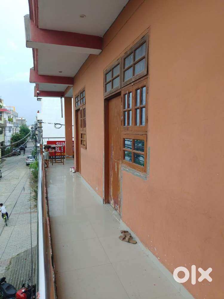 Single bed at ₹1500 only for girls and working women