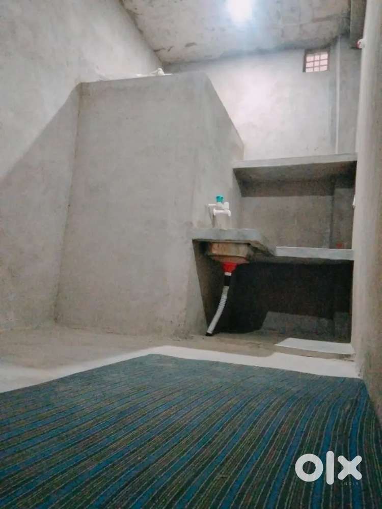 Room for rent in Noida personal washroom hai. Fan & Mattress available