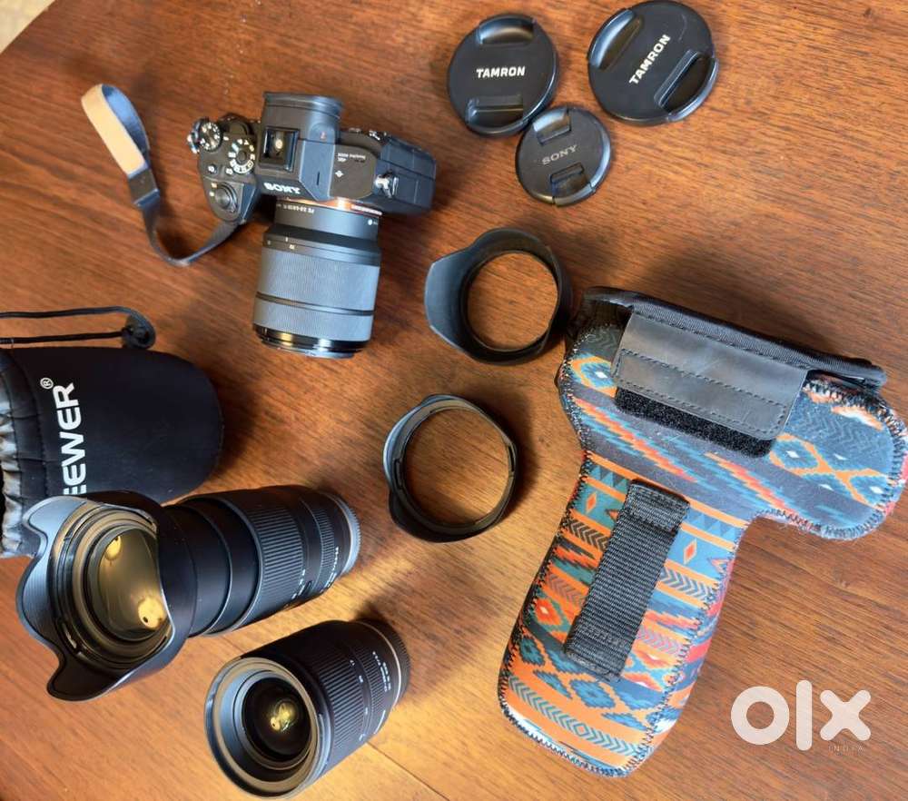 sony alpha a7r iii 42.4mp digital camera + 3 lenses, case, 2 batteries