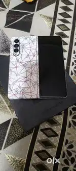 Samsung Fold 3 all ok display pe minor white dot he pic dekhle