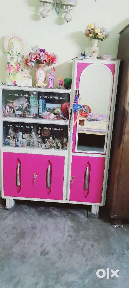 Show case cum almarih want to sell urgently