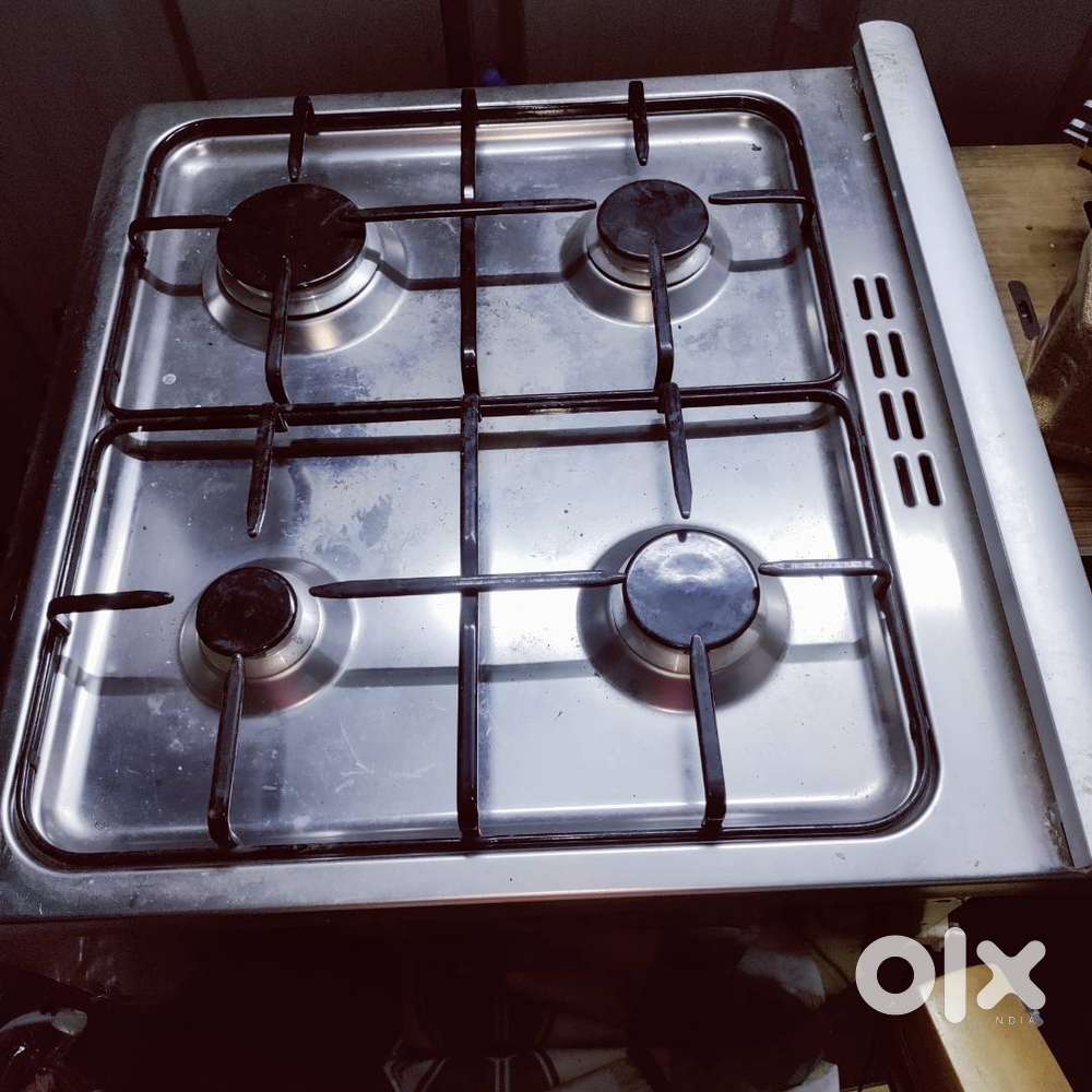 Cooking range with electric oven