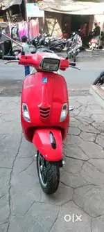 A Vespa SXL125 dish brack bike is good condition