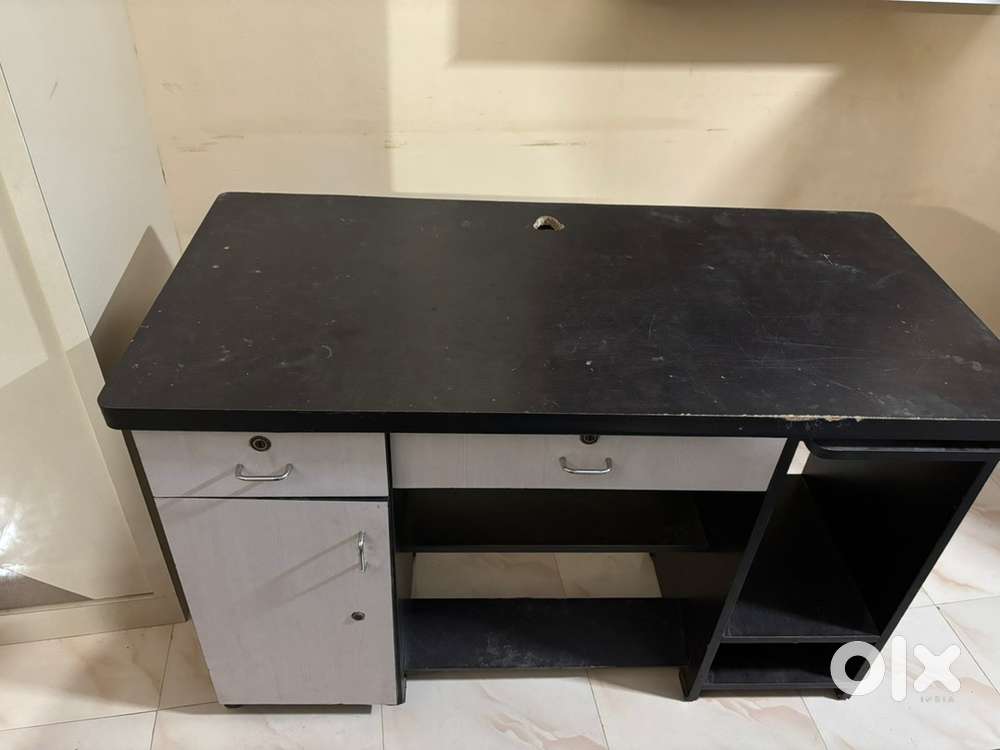 Computer tabel and chair