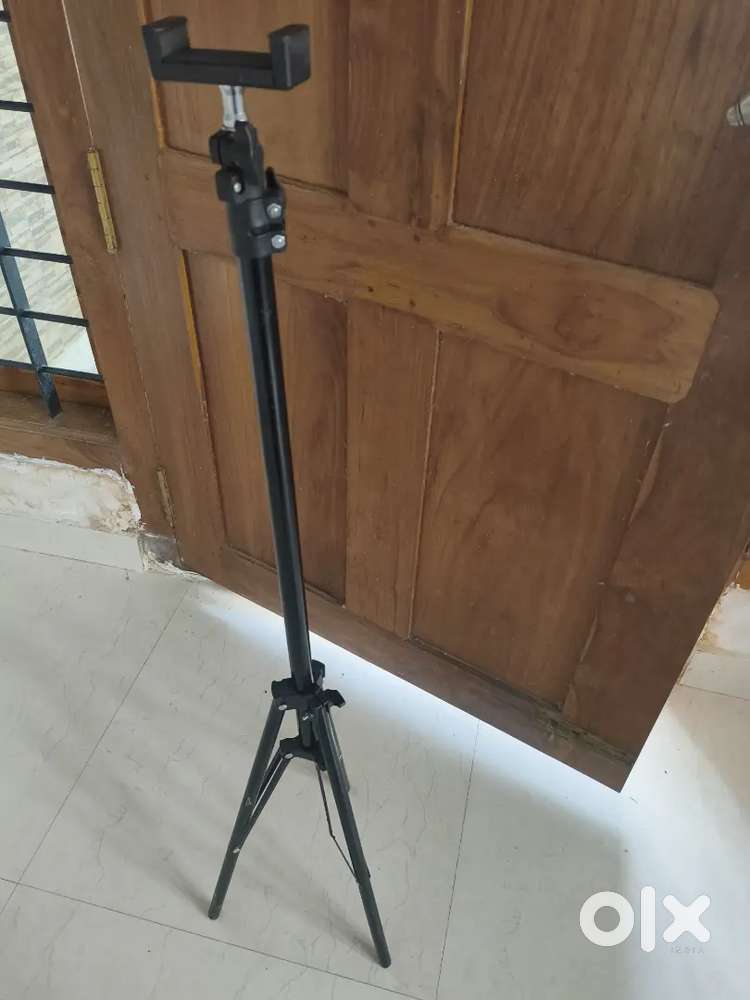 A adjustable tripod