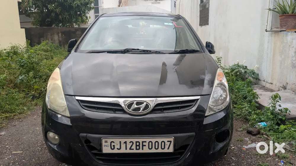 Hyundai i20 with a 007 unique number