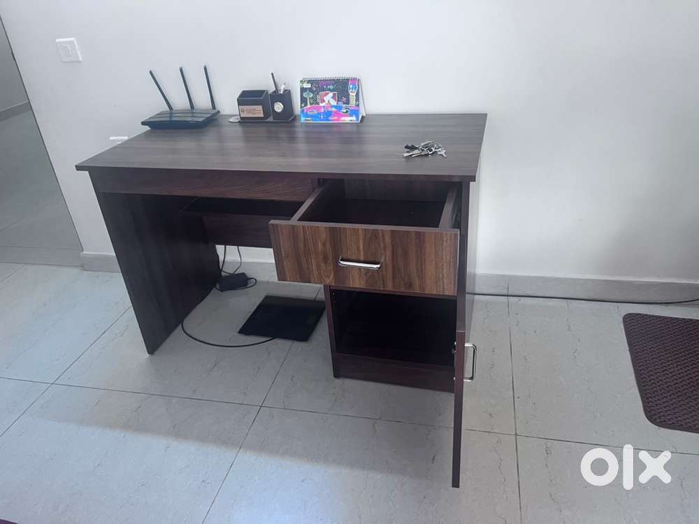 An Office/Study tables and a coffee table in good condition