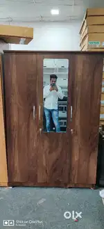 SPACIOUS 3 DOOR WARDROBE WITH MODERN DESIGN