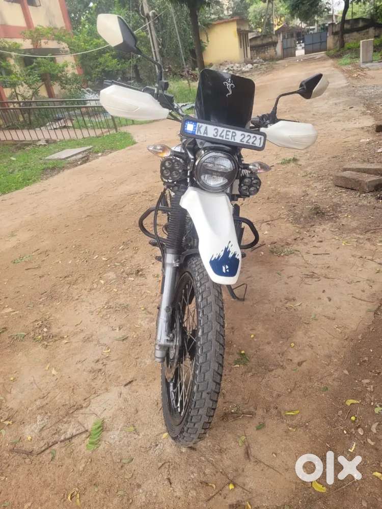 Well maintained, with showroom service records.