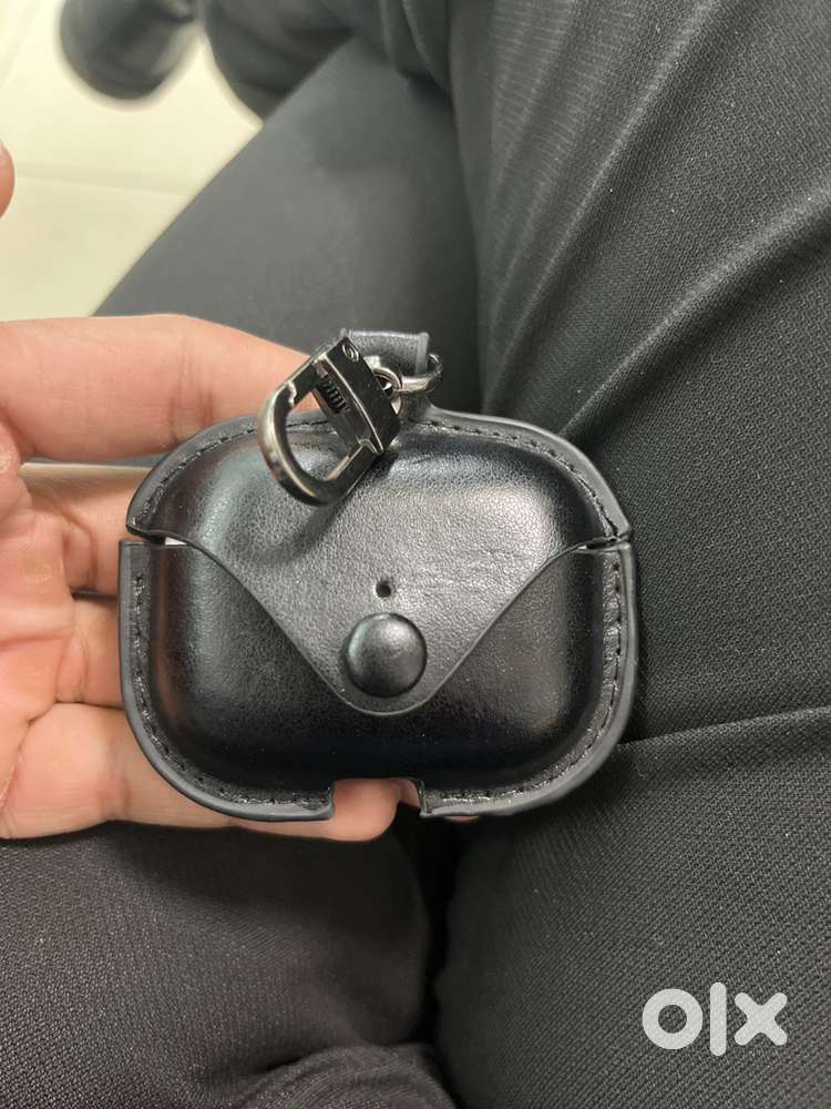 APPLE AIRPODS 2ND GENRATION MINT CONDITION