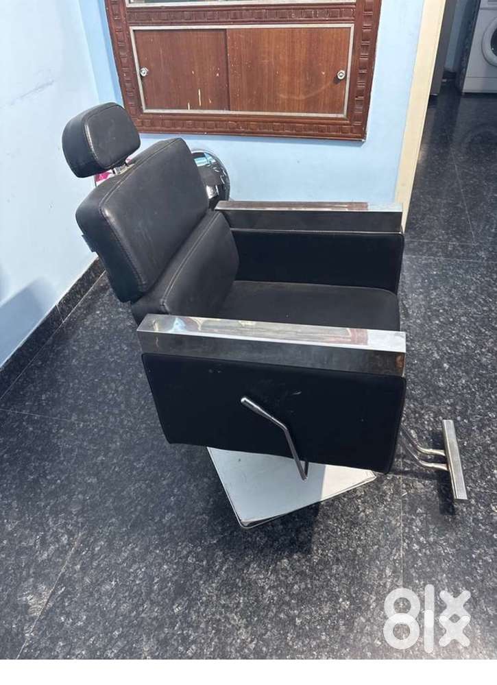 Beauty Parler/ Salon Chair and Pedicure Tub and some more items