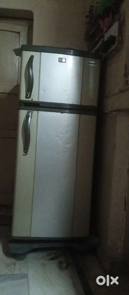Double door Vediocon refrigerator in good condition and single hand