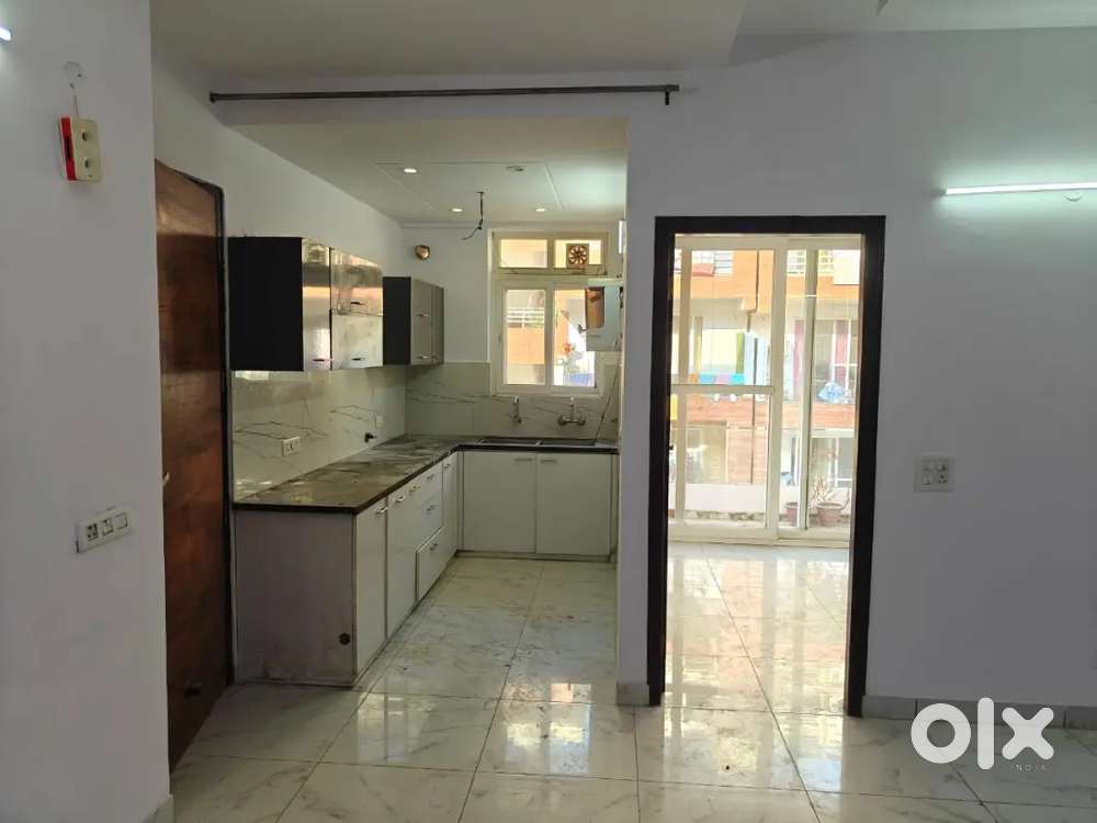 Single Builder 3 Bhk With LIFT
Club House
Park
Gymnasium 
Party Hall