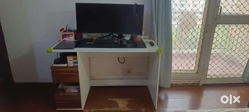 Computer table